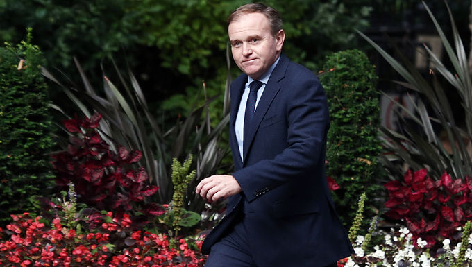 Boris Johnson intenta desesperadamente extinguir la disputa diplomática con los EE. UU. e insiste en que Joe Biden SÍ entiende el Protocolo de Irlanda del Norte después de que George Eustice dijo que el presidente de los EE. UU. está "equivocado" al tener preocupaciones sobre el proceso de paz.
