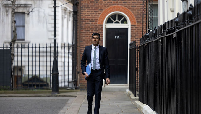 Rishi Sunak es criticado por comprometerse a reducir los impuestos en el futuro en lugar de ayudar a las familias antes