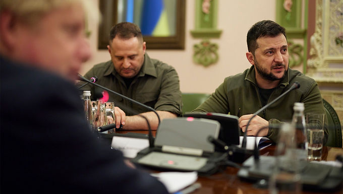 Zelensky elogia a Boris Johnson que sobrevivió al intento de golpe Tory diciendo que está "muy feliz" de que Ucrania haya mantenido un "aliado importante"