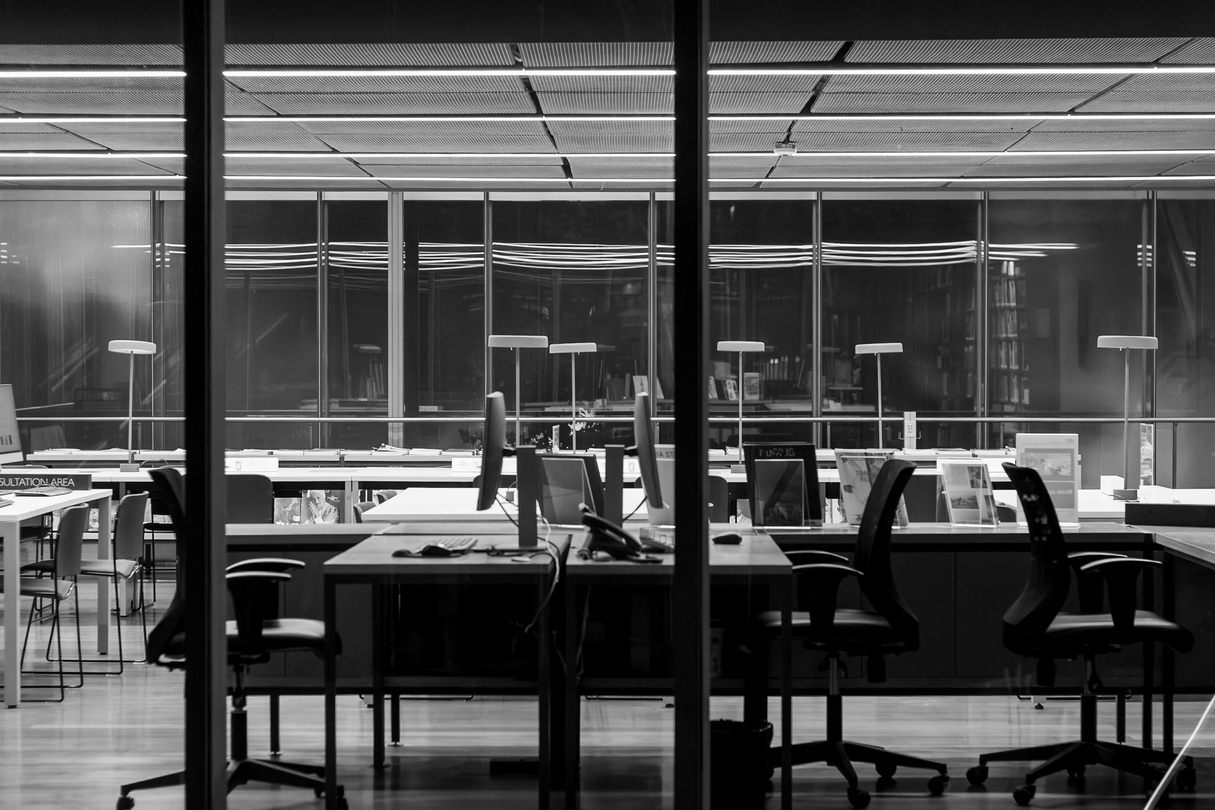 Sala de trabajo en blanco y negro